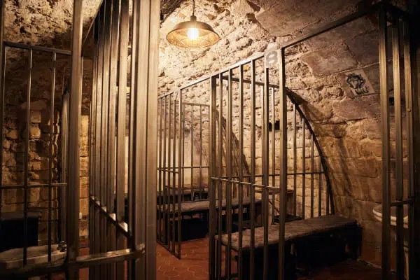 Behind bars - Théâtre immersif